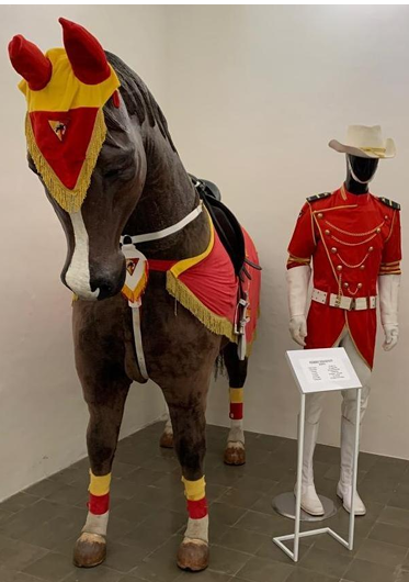 Baju Kehormatan Kavaleri Berkuda